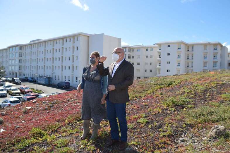 El presidente del Cabildo junto a la consejera de Políticas Sociales en la parcela donde se alzarán los nuevos módulos/TA.
